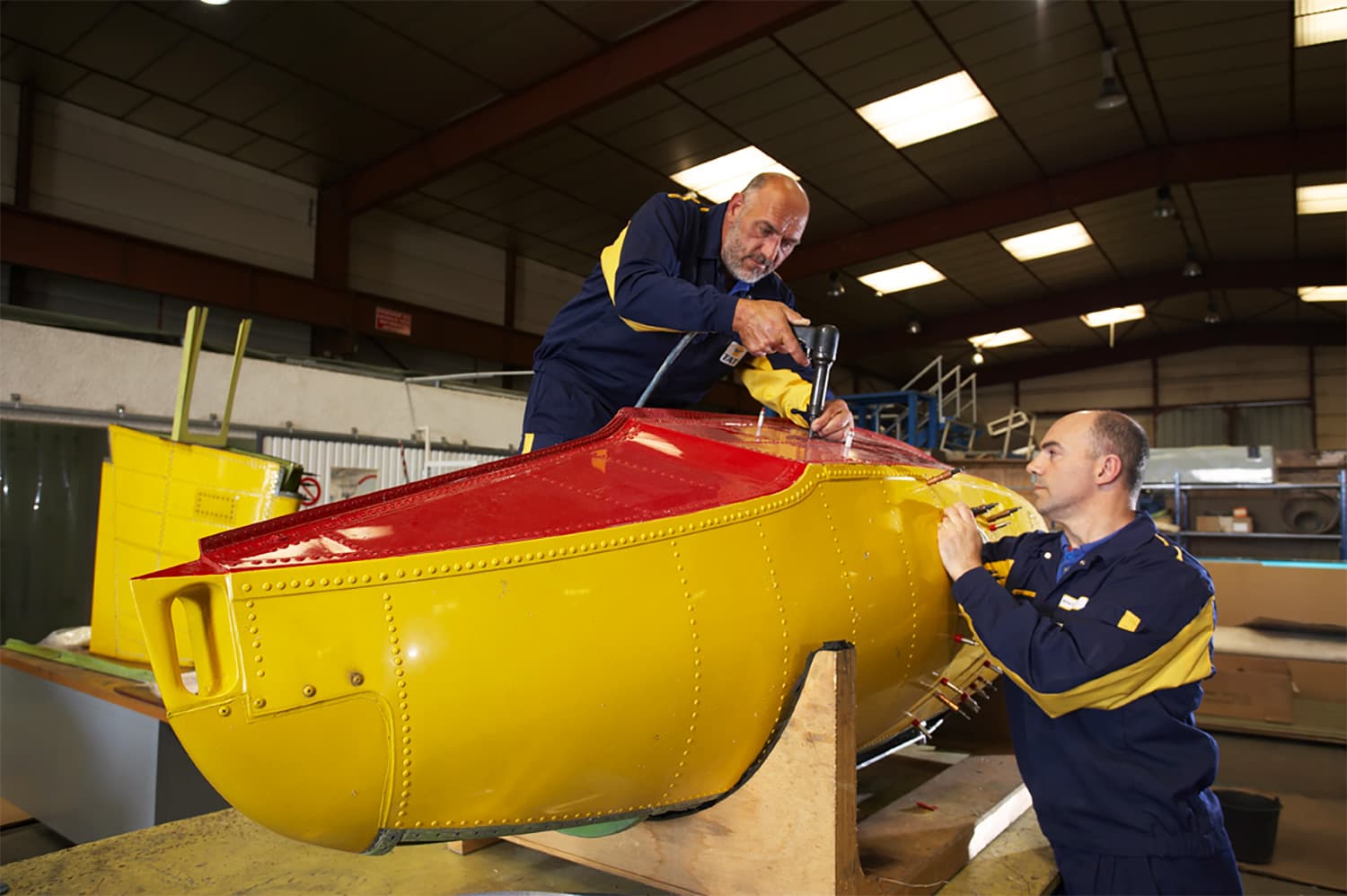 Techniciens de Sabena technics travaillant sur un flotteur de Canadair