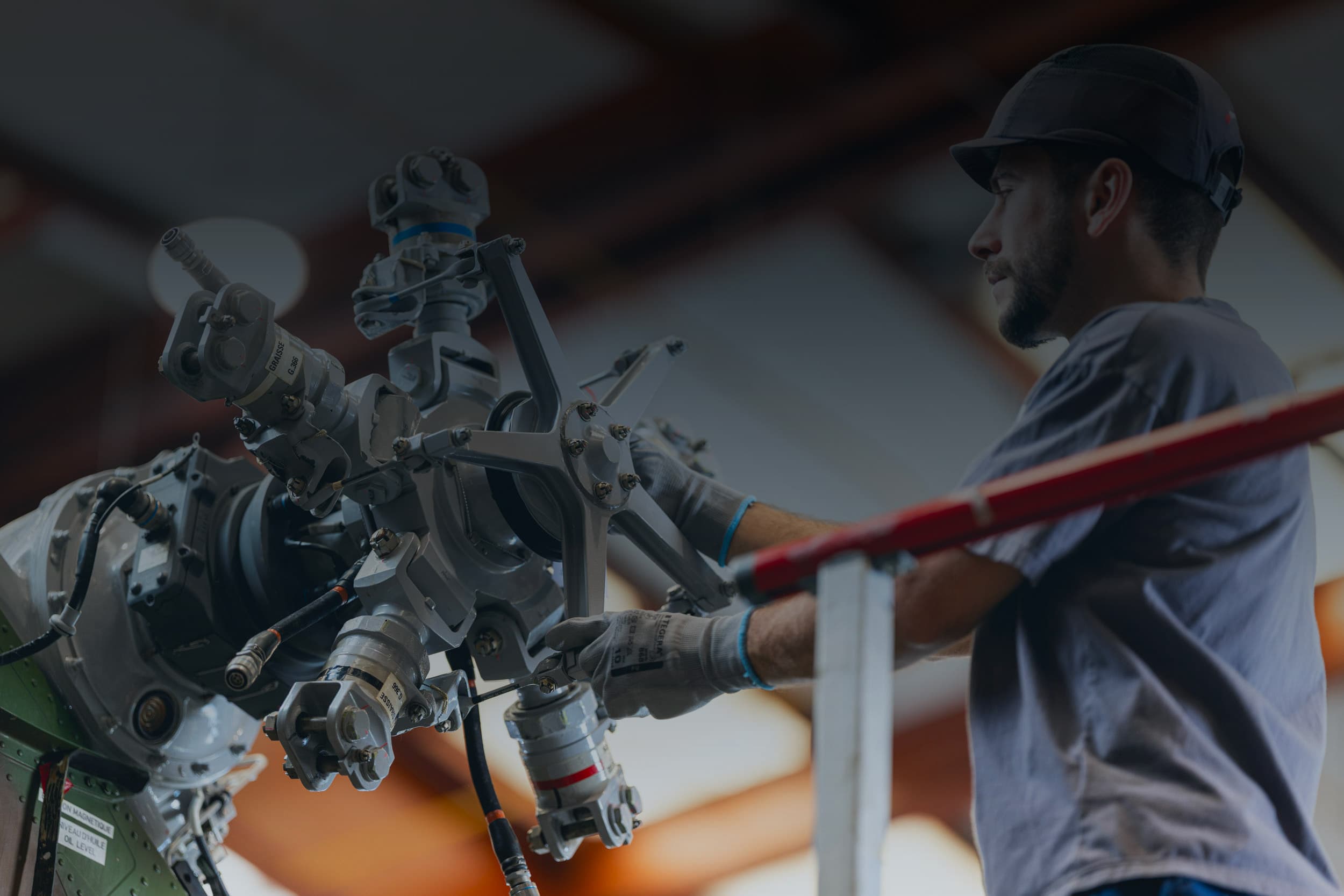 Technicien aéronautique intervenant sur un composant mécanique dans un atelier Sabena technics